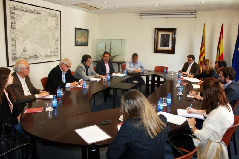 Reunión del sector industrial con el conseller Negueruela en la Cámara de Comercio
